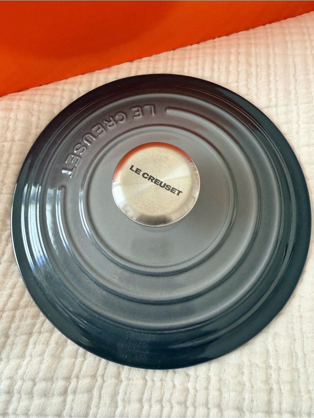 New In Box Le Creuset Signature Enameled Cast Iron Saucepan Oyster - Picture 2 of 8